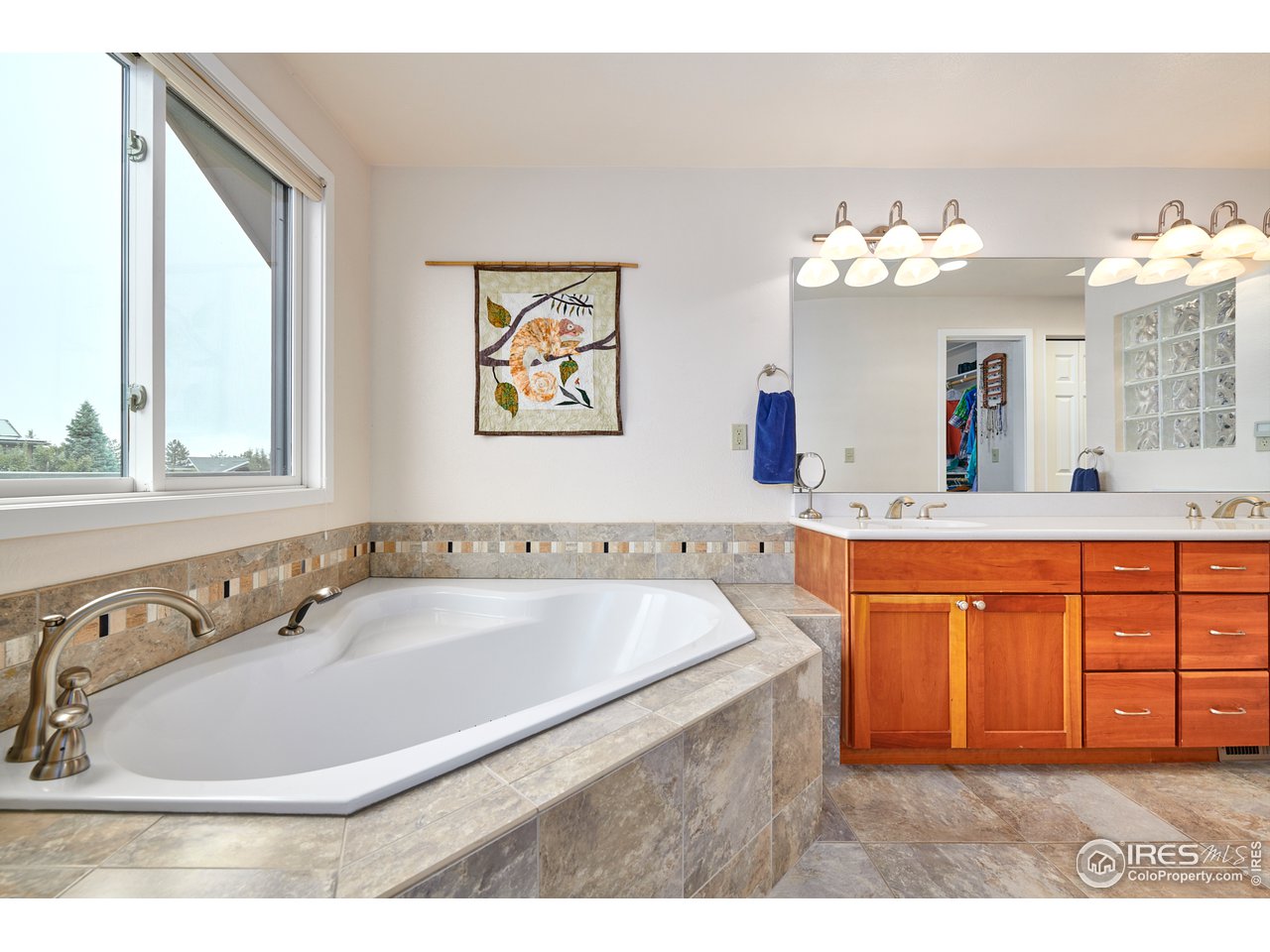 2877 Tincup Circle Boulder, CO 80305 - Photo 20 of 38 a spacious bathroom with a tub sink and mirror