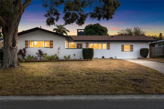 a view of a house with a yard
