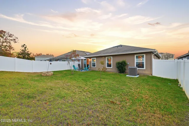 a view of a house with a backyard
