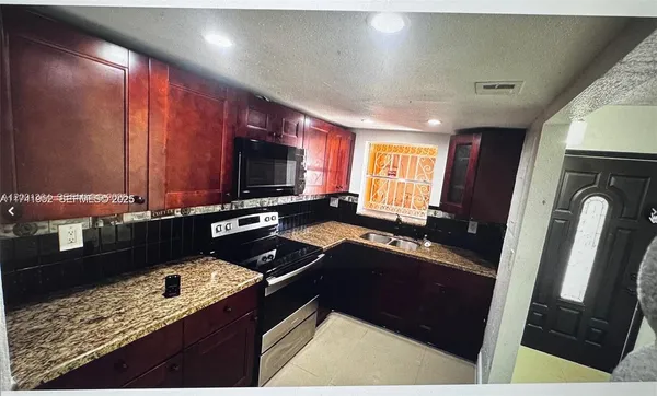 $2,500 | 4372 West 11th Lane, Unit 30, Hialeah, FL 33012
