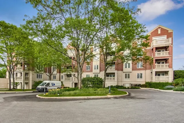 $600,000 | 620 Homewood Avenue, Unit 405, Highland Park, IL 60035