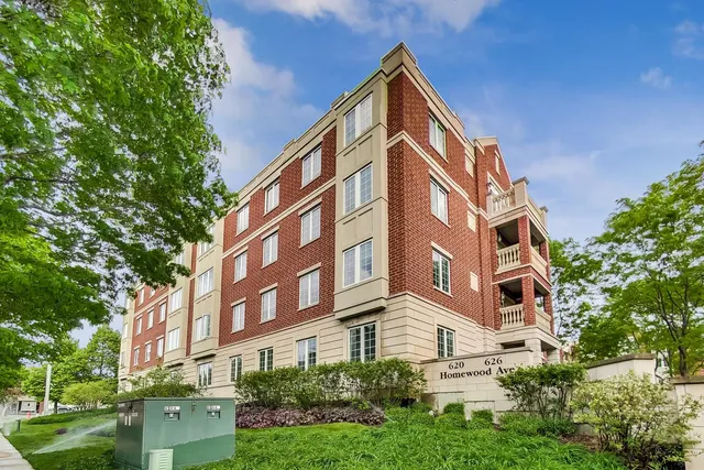 $600,000 | 620 Homewood Avenue, Unit 405, Highland Park, IL 60035