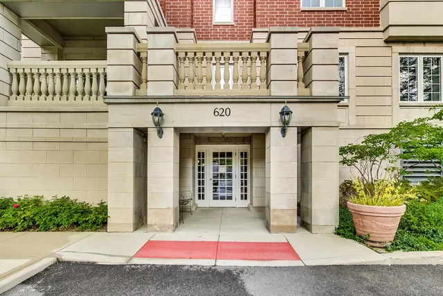 $600,000 | 620 Homewood Avenue, Unit 405, Highland Park, IL 60035