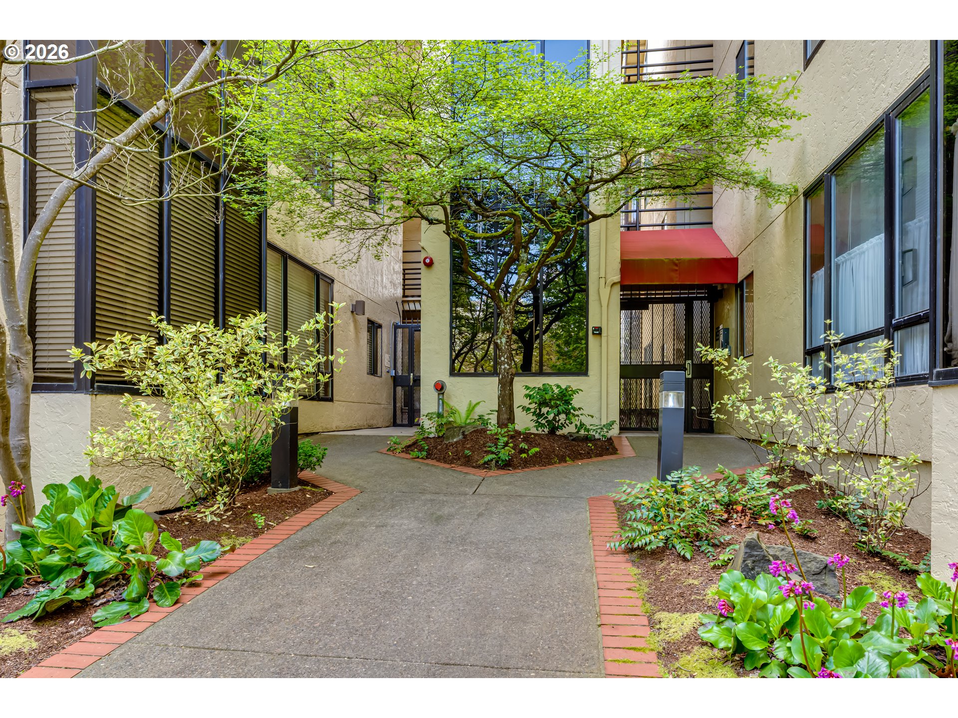 606 Wimbledon Court Eugene, OR 97401 - Photo 2 of 35