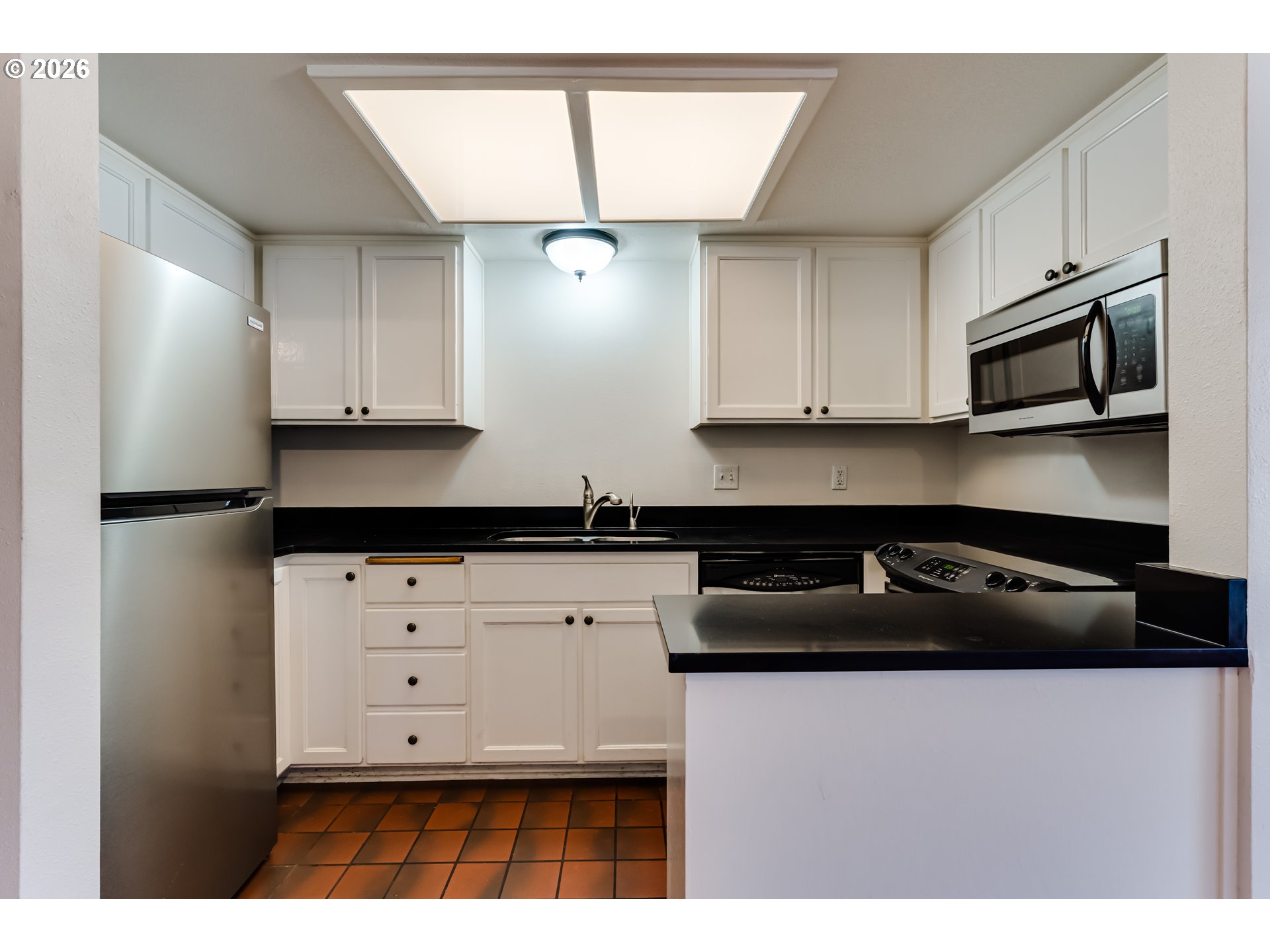 606 Wimbledon Court Eugene, OR 97401 - Photo 8 of 35