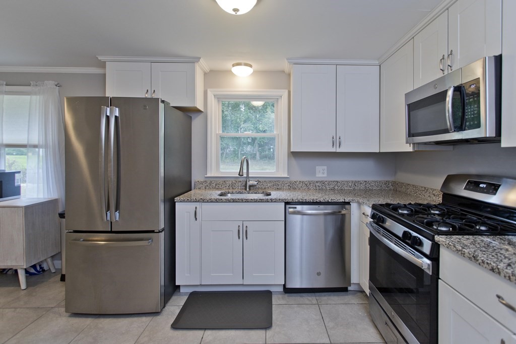 43 Sedgewick Street Springfield, MA 01108 - Photo 15 of 34