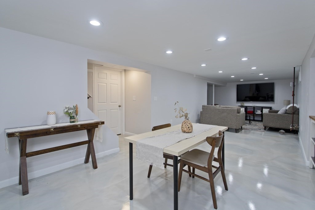 43 Sedgewick Street Springfield, MA 01108 - Photo 19 of 34
