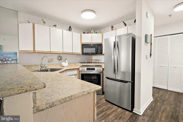 a en suite bathroom with a sink and a large mirror
