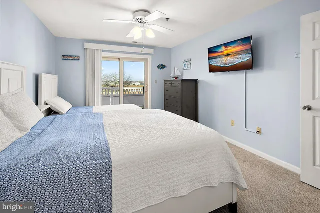 a en suite bathroom with a double vanity sink and mirror