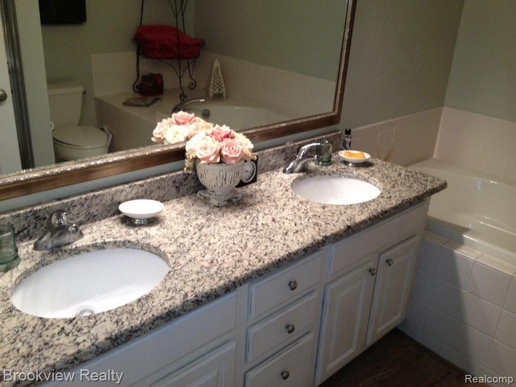 674 West Bluff Court Rochester, MI 48307 - Photo 12 of 21 Master bathroom