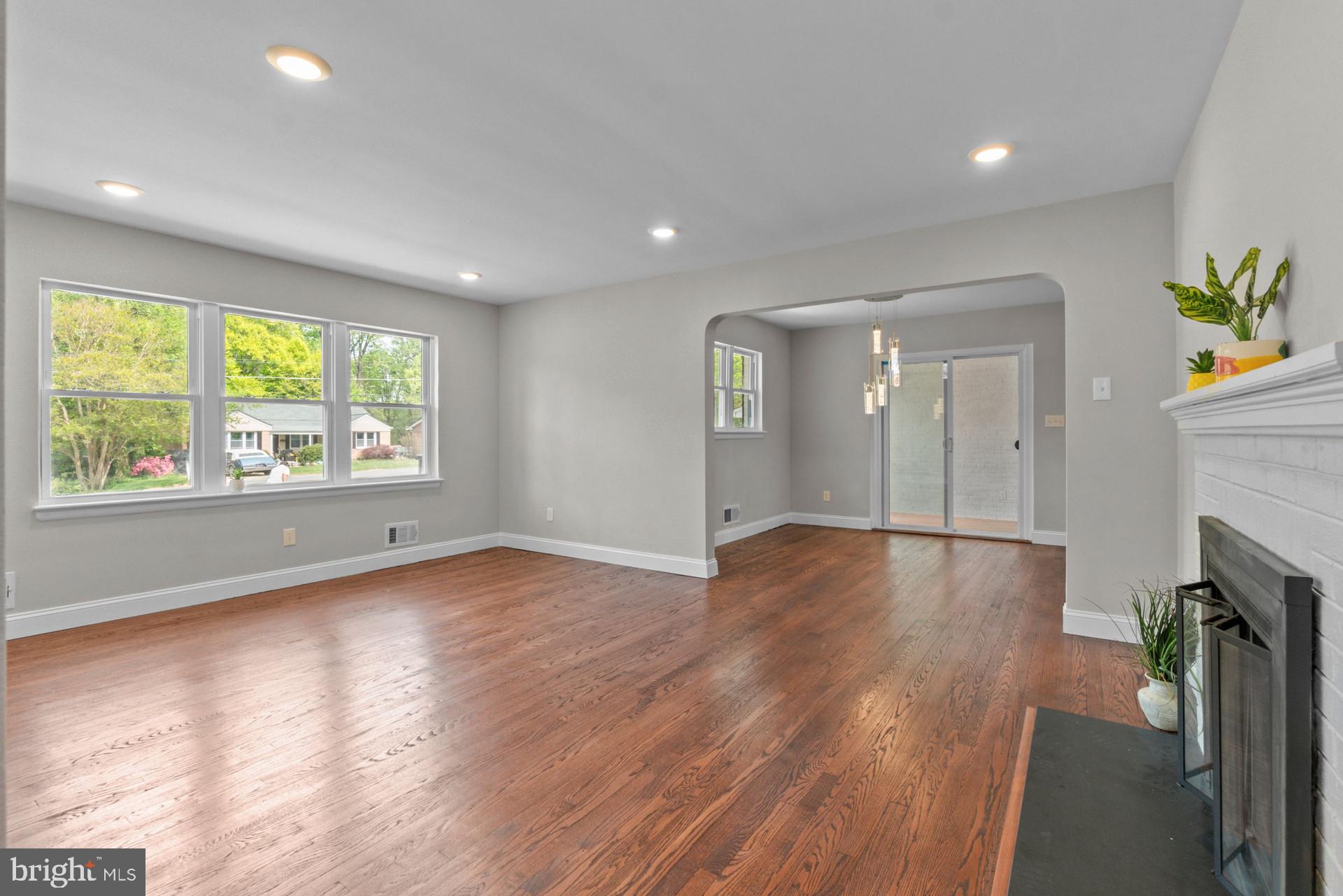 5001 Sharon Road Temple Hills, MD 20748 - Photo 2 of 25 Living room