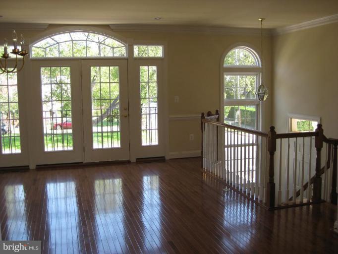 1216 South Glebe Road Arlington, VA 22204 - Photo 4 of 9 Living Room
