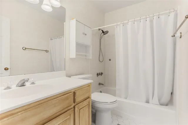 $625,000 | 5421 St Charles Avenue, Unit 2D, New Orleans, LA 70115