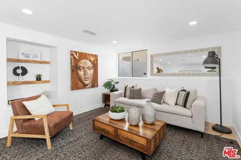 $1,189,800 | 3815 West 60th Street, Los Angeles, CA 90043