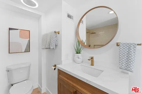 $1,189,800 | 3815 West 60th Street, Los Angeles, CA 90043