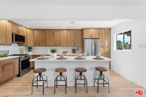 $1,189,800 | 3815 West 60th Street, Los Angeles, CA 90043