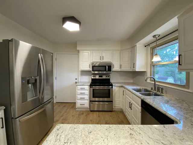 $2,400 | 1100 East Prairie Drive, Bloomington, IN 47408