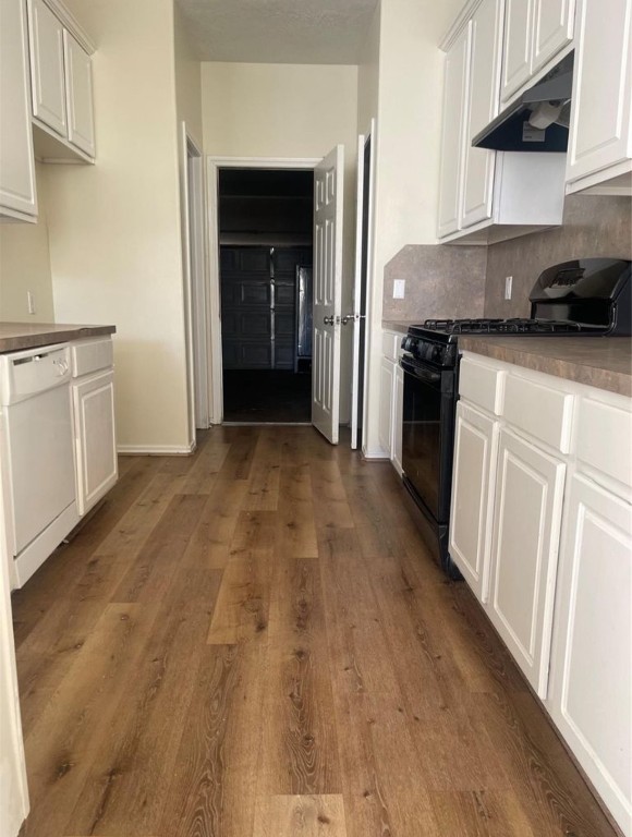 13064 Peppergate Lane Houston, TX 77044 - Photo 5 of 18 a kitchen with a sink and a stove top oven