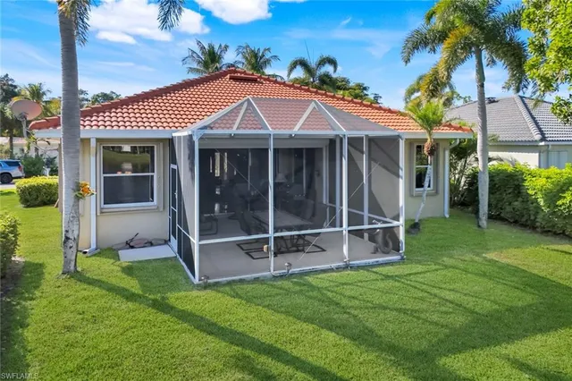 a view of front of a house with a yard