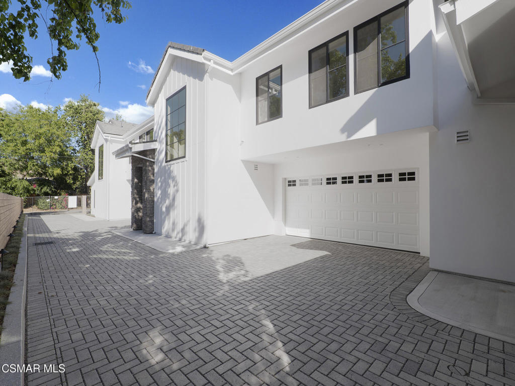 3190 Los Robles Road, Unit B Thousand Oaks, CA 91362 - Photo 20 of 21 a view of a grey house with a yard