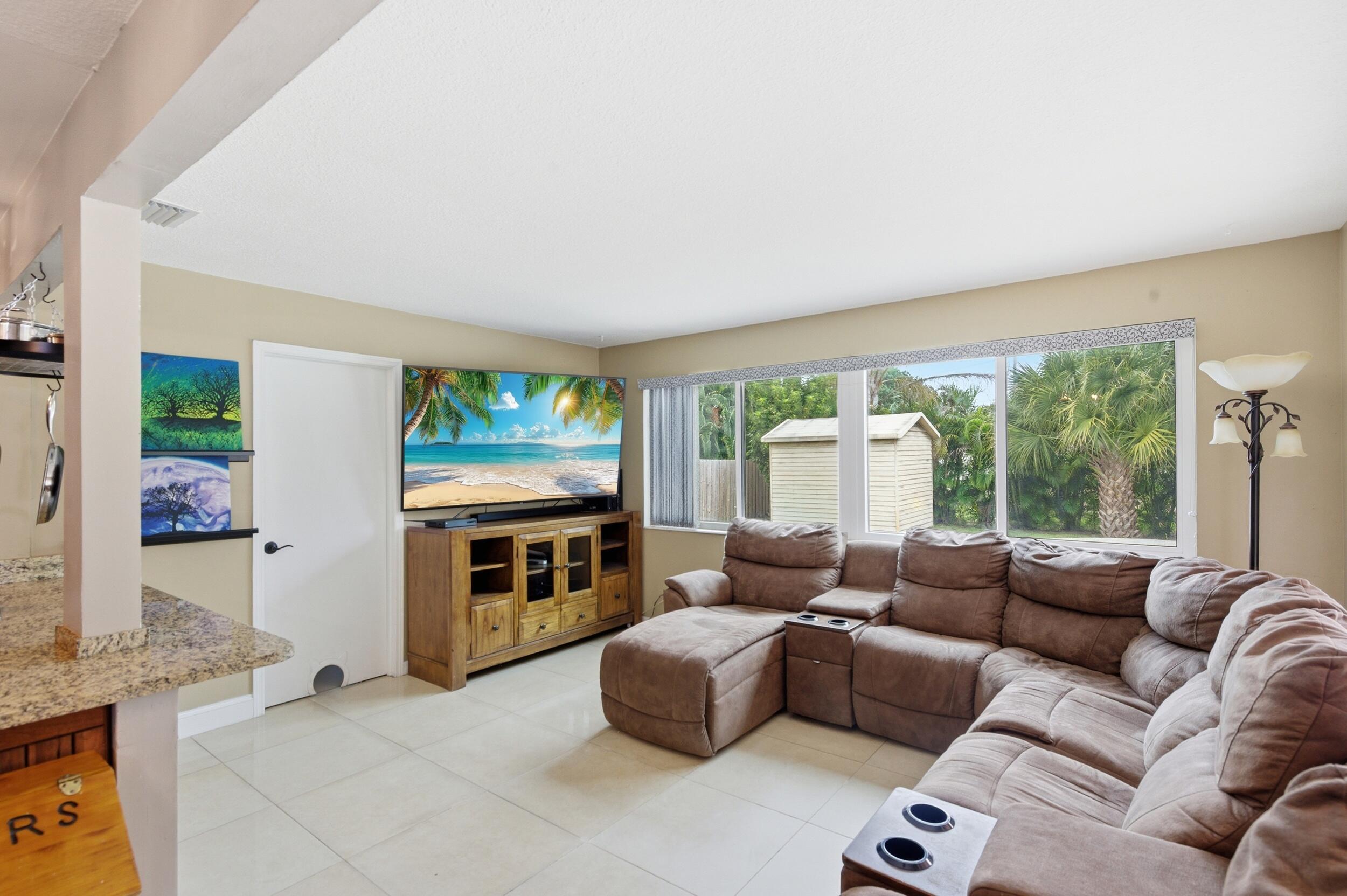 316 Riverdale Road Palm Springs, FL 33461 - Photo 12 of 35 Living room