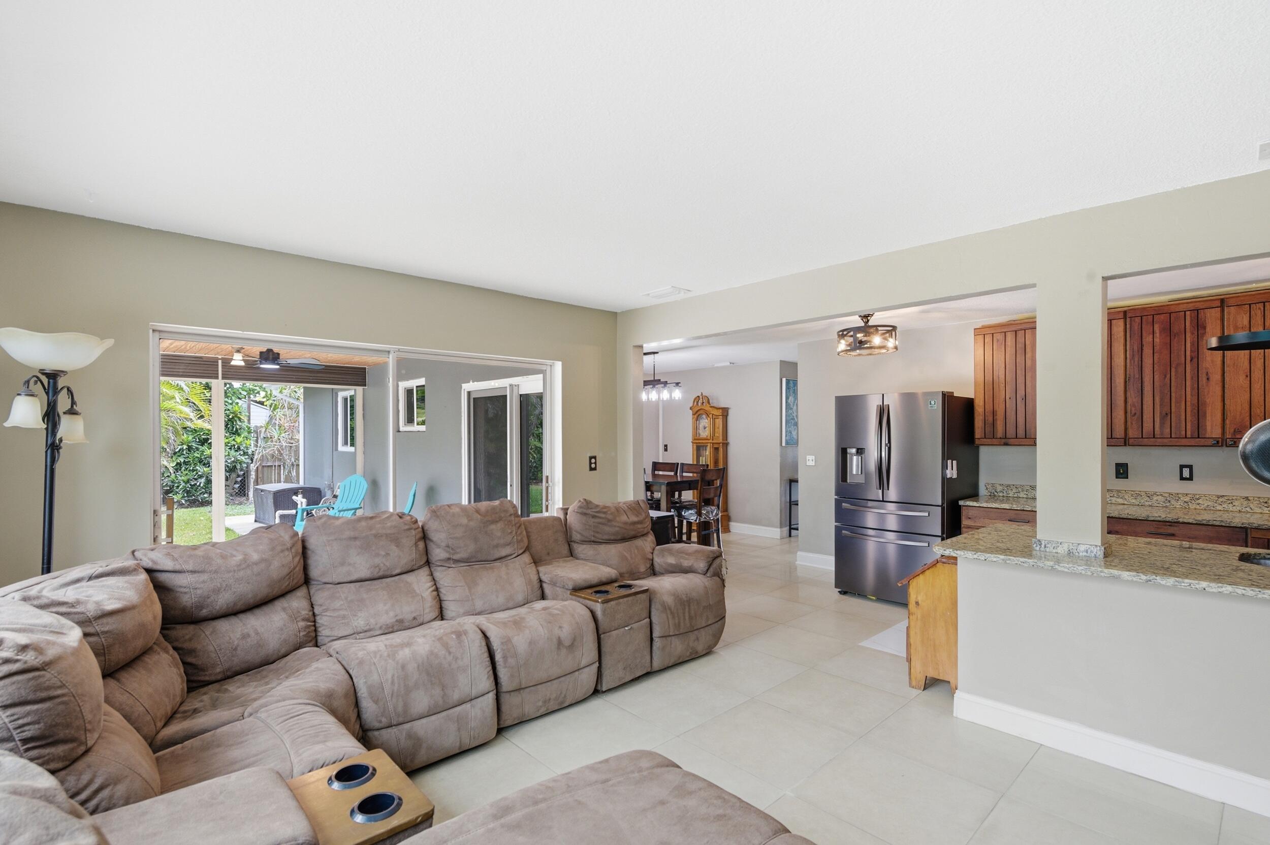 316 Riverdale Road Palm Springs, FL 33461 - Photo 13 of 35 Living room