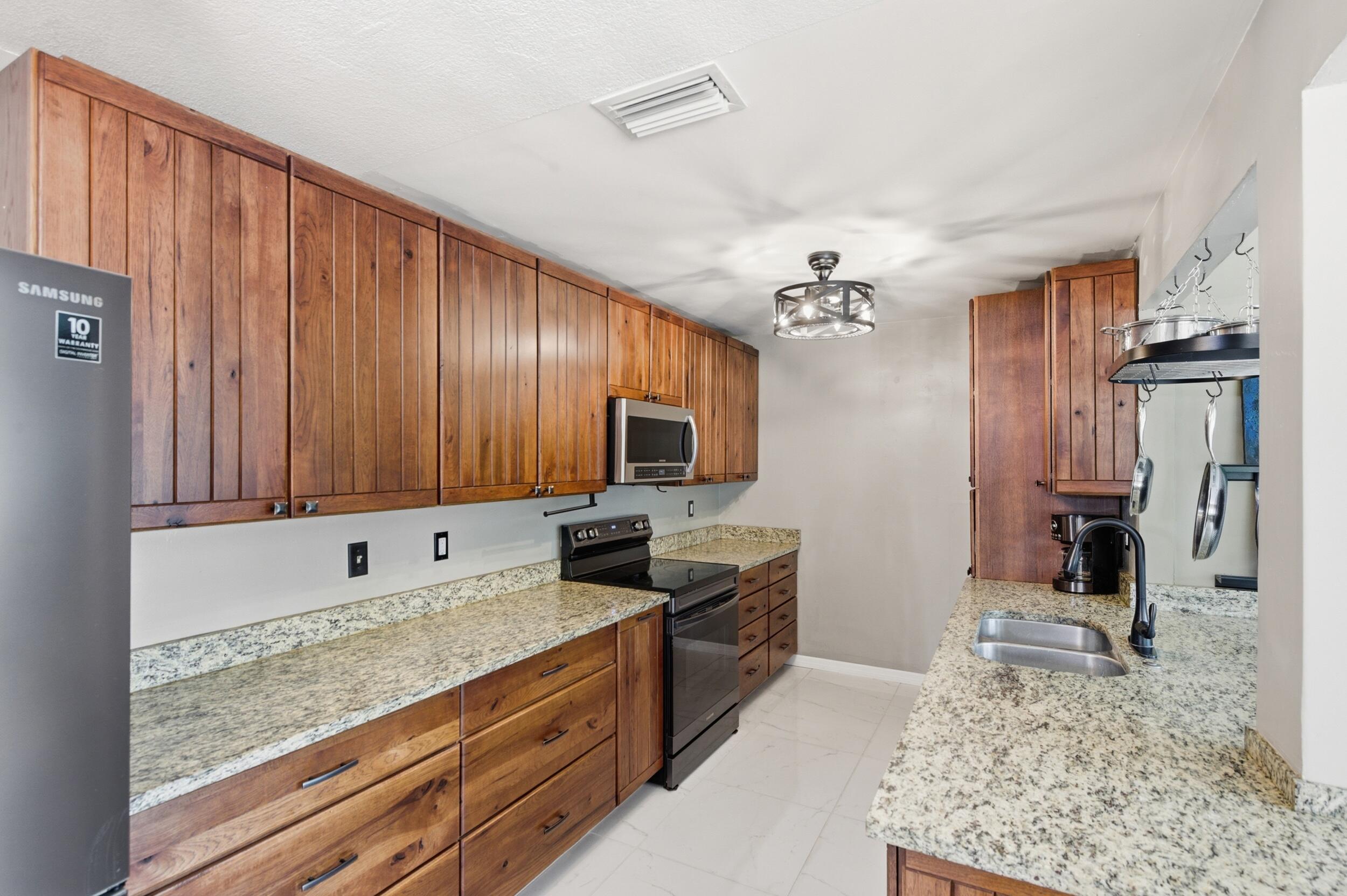 316 Riverdale Road Palm Springs, FL 33461 - Photo 10 of 35 Kitchen