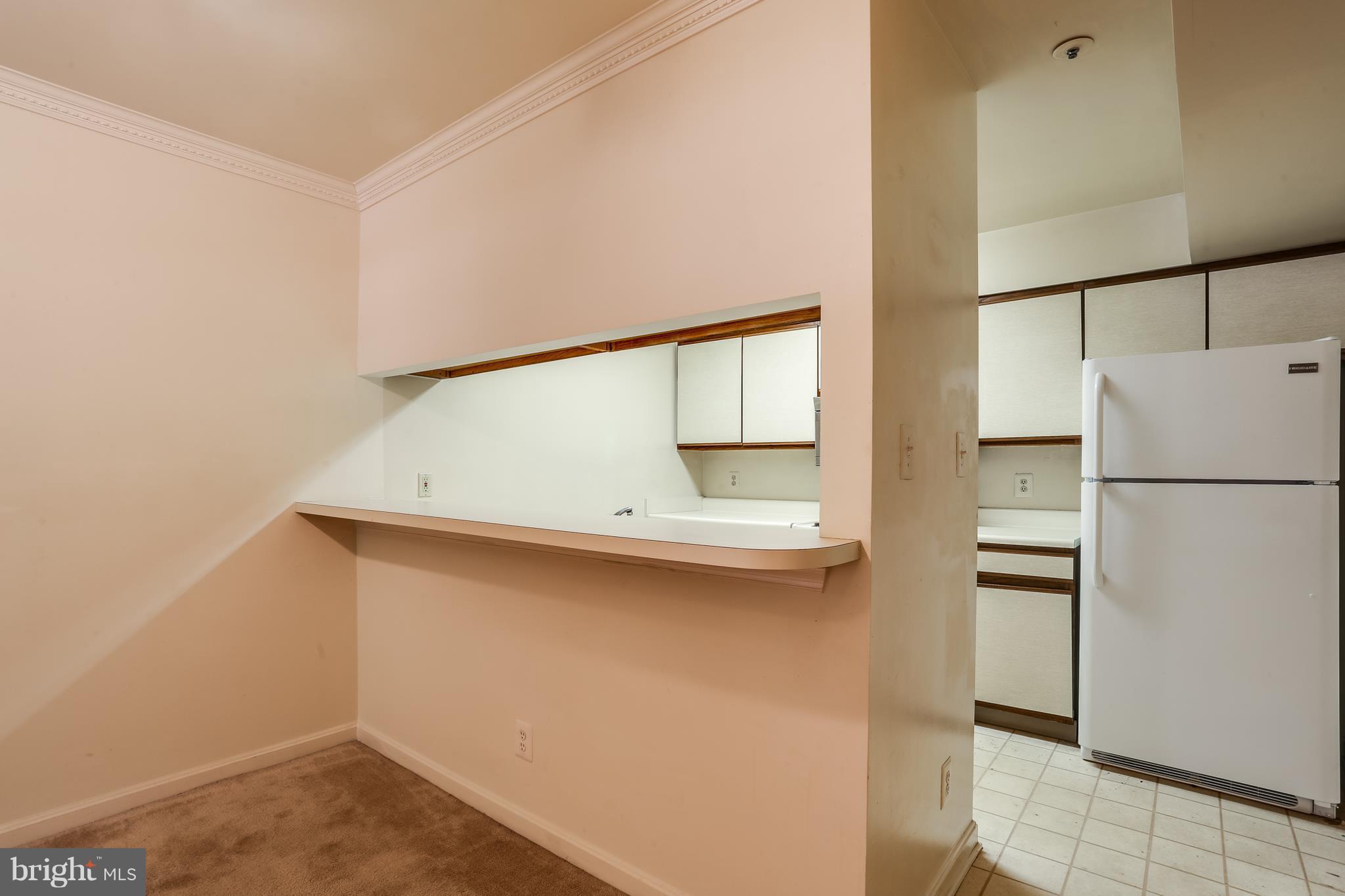 4954 Columbia Road, Unit 55 Columbia, MD 21044 - Photo 9 of 27 Kitchen with breakfast bar