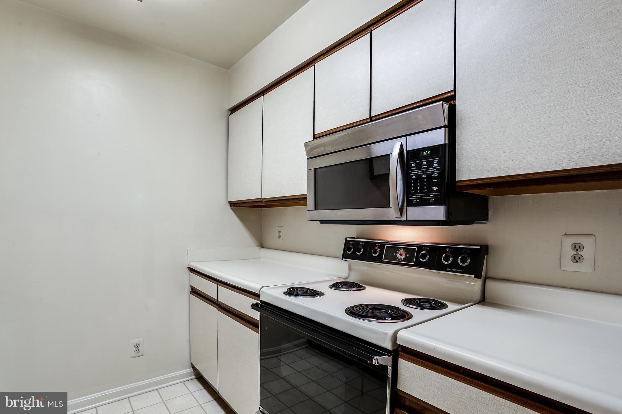 4954 Columbia Road, Unit 55 Columbia, MD 21044 - Photo 10 of 27 Kitchen with newer microwave