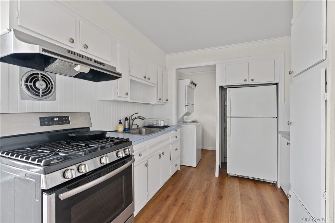 68 Stephenson Boulevard New Rochelle, NY 10801 - Photo 3 of 14 Kitchen with Washer Dryer