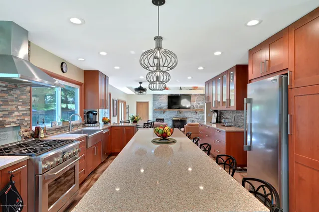 $1,250,000 | 12 Crest Drive, Colts Neck, NJ 07722