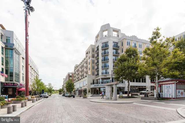 $370,000 | 145 Riverhaven Drive, Unit 352, Oxon Hill, MD 20745