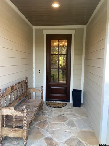 a view of entryway with a yard