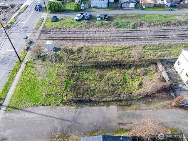 a view of yard with green space