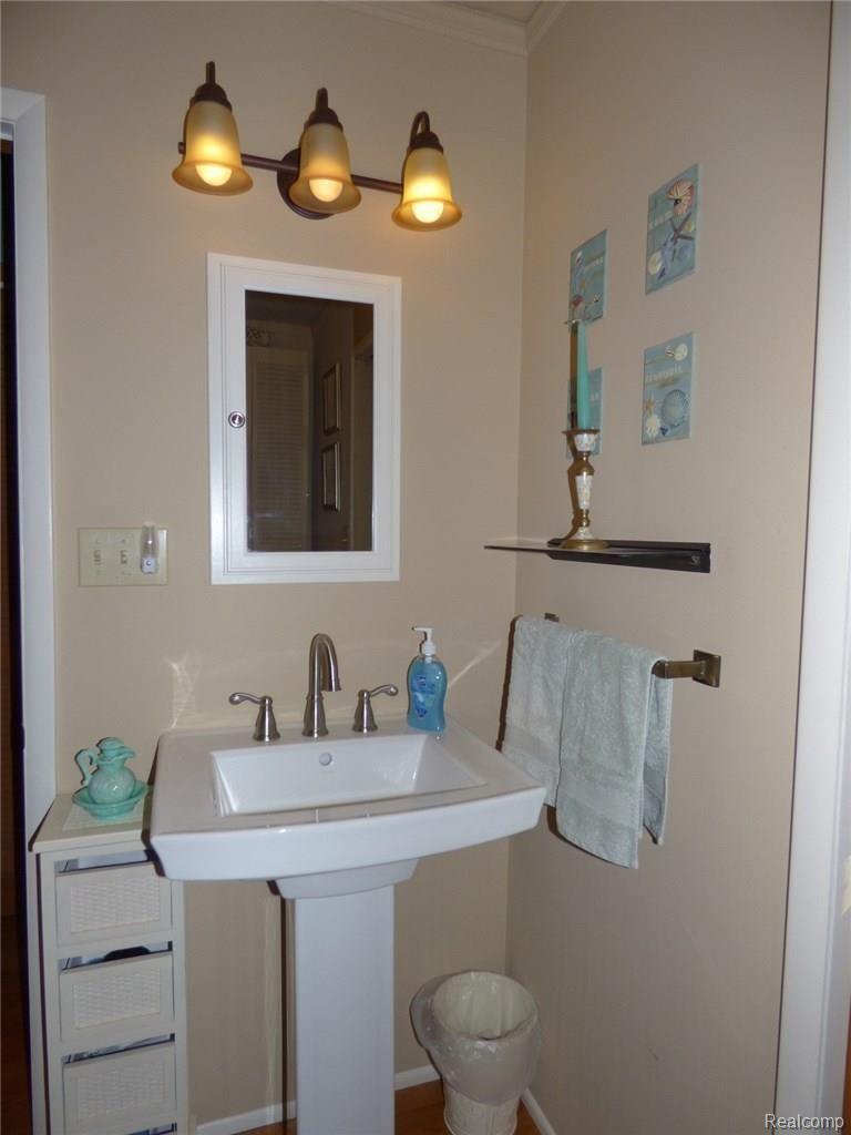 11070 Mcgregor Road Pinckney, MI 48169 - Photo 15 of 30 13 MAIN BATHROOM.JPG