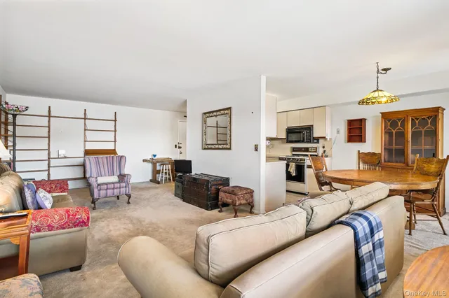 a view of entryway of a building