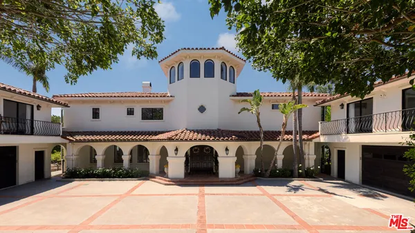 a view of entryway with a front door