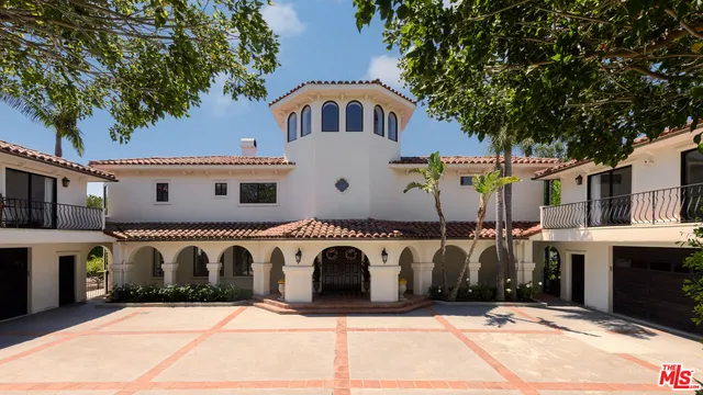 a view of entryway with a front door