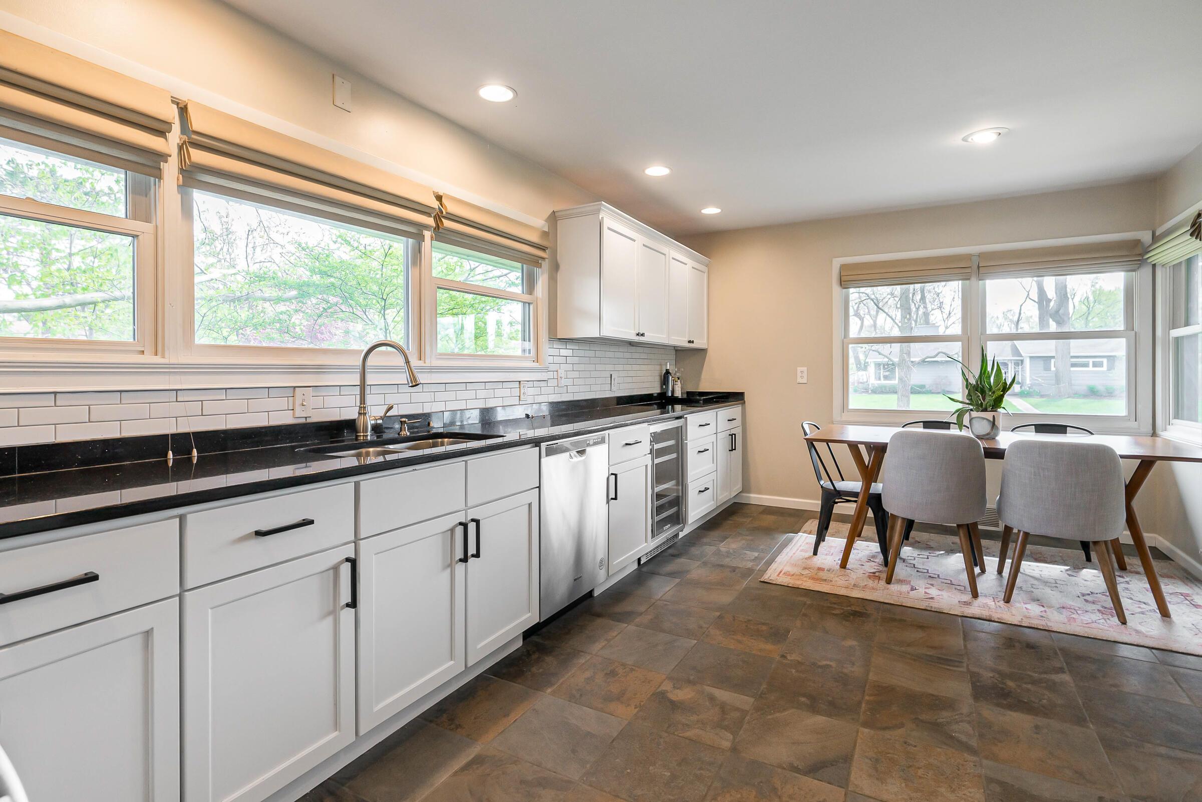 3177 Leeds Road Columbus, OH 43221 - Photo 11 of 32 Eat-in Space in Kitchen