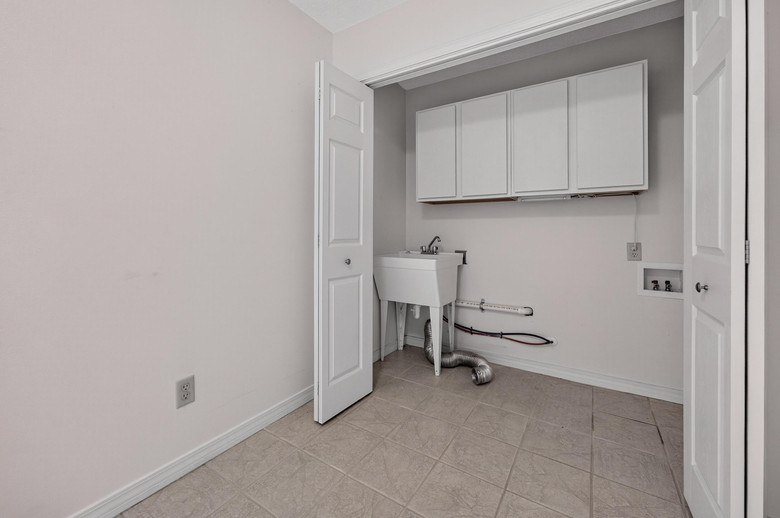 5378 Staghorn Road Crestview, FL 32539 - Photo 92 of 130 a view of a room with table and chair