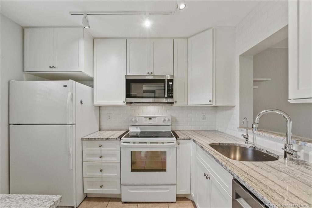 Undisclosed Address Stuart, FL 34994 - Photo 4 of 22