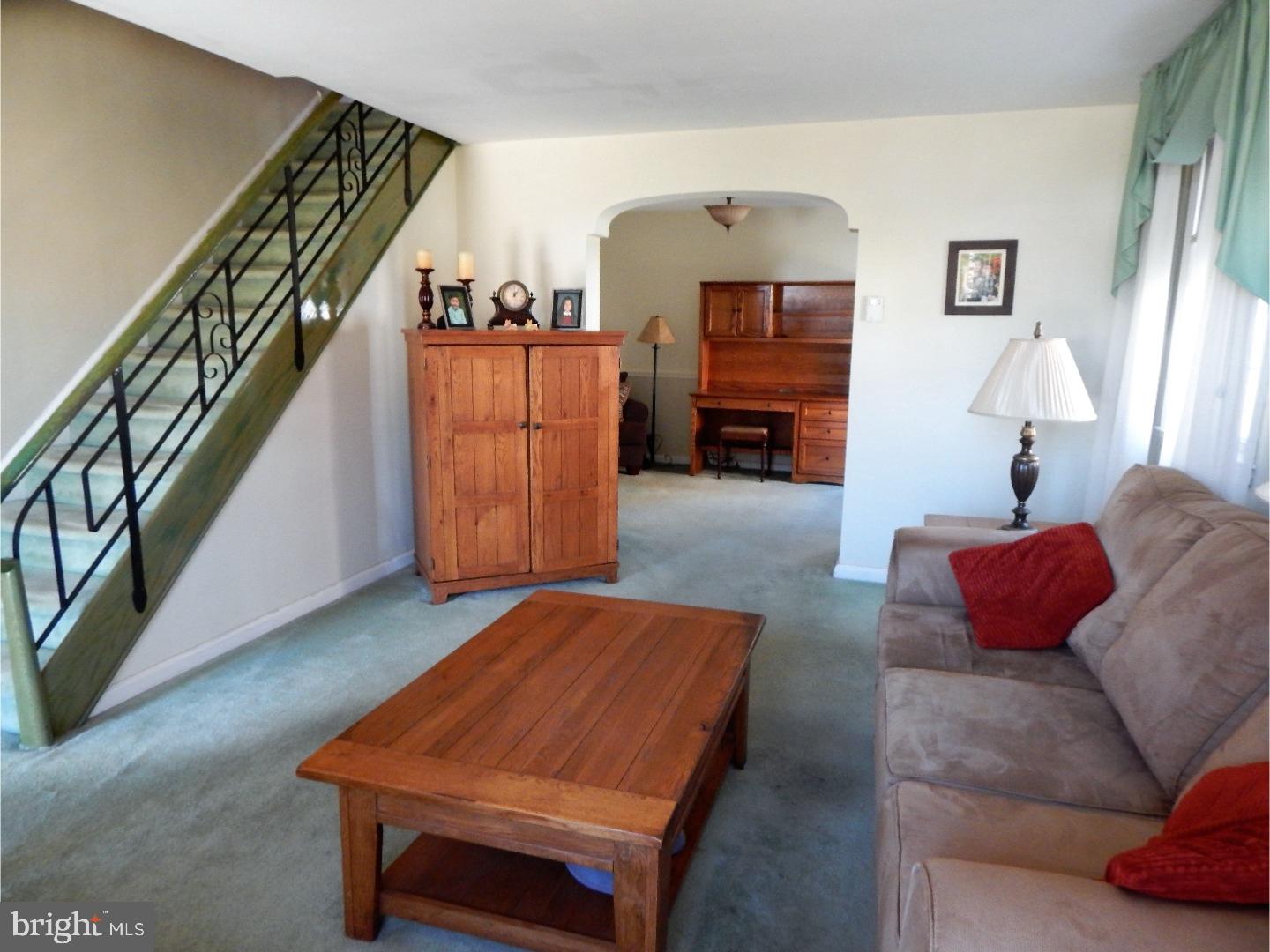 862 Medway Road Philadelphia, PA 19115 - Photo 2 of 25 Living Room