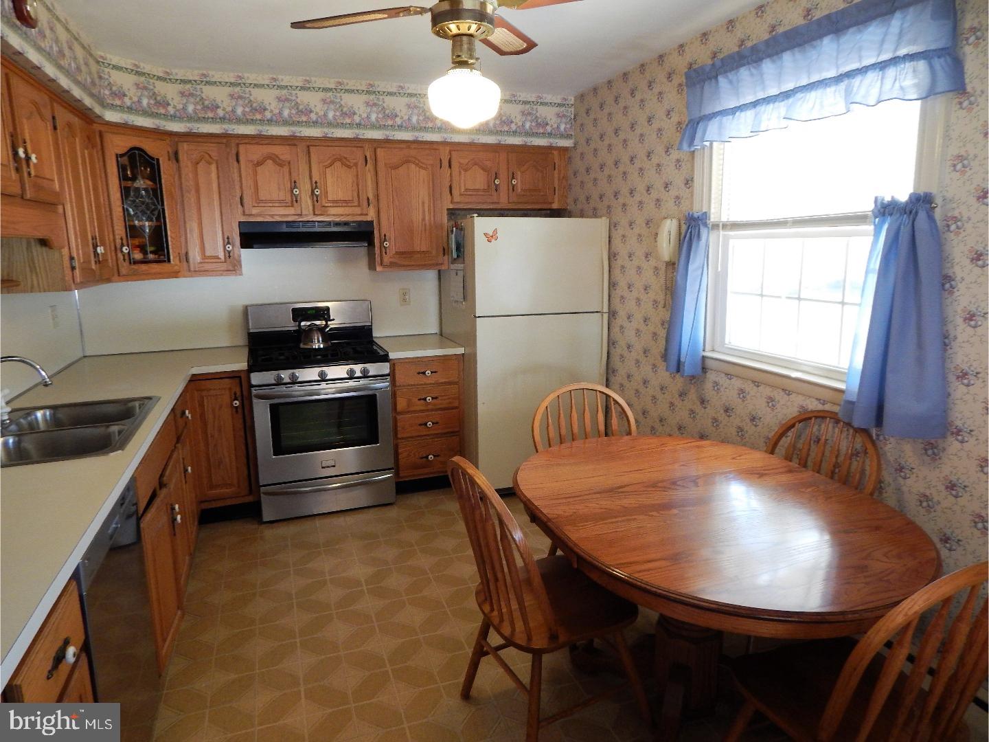 862 Medway Road Philadelphia, PA 19115 - Photo 13 of 25 Kitchen