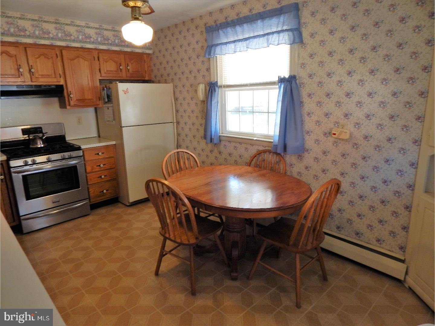 862 Medway Road Philadelphia, PA 19115 - Photo 6 of 25 Kitchen