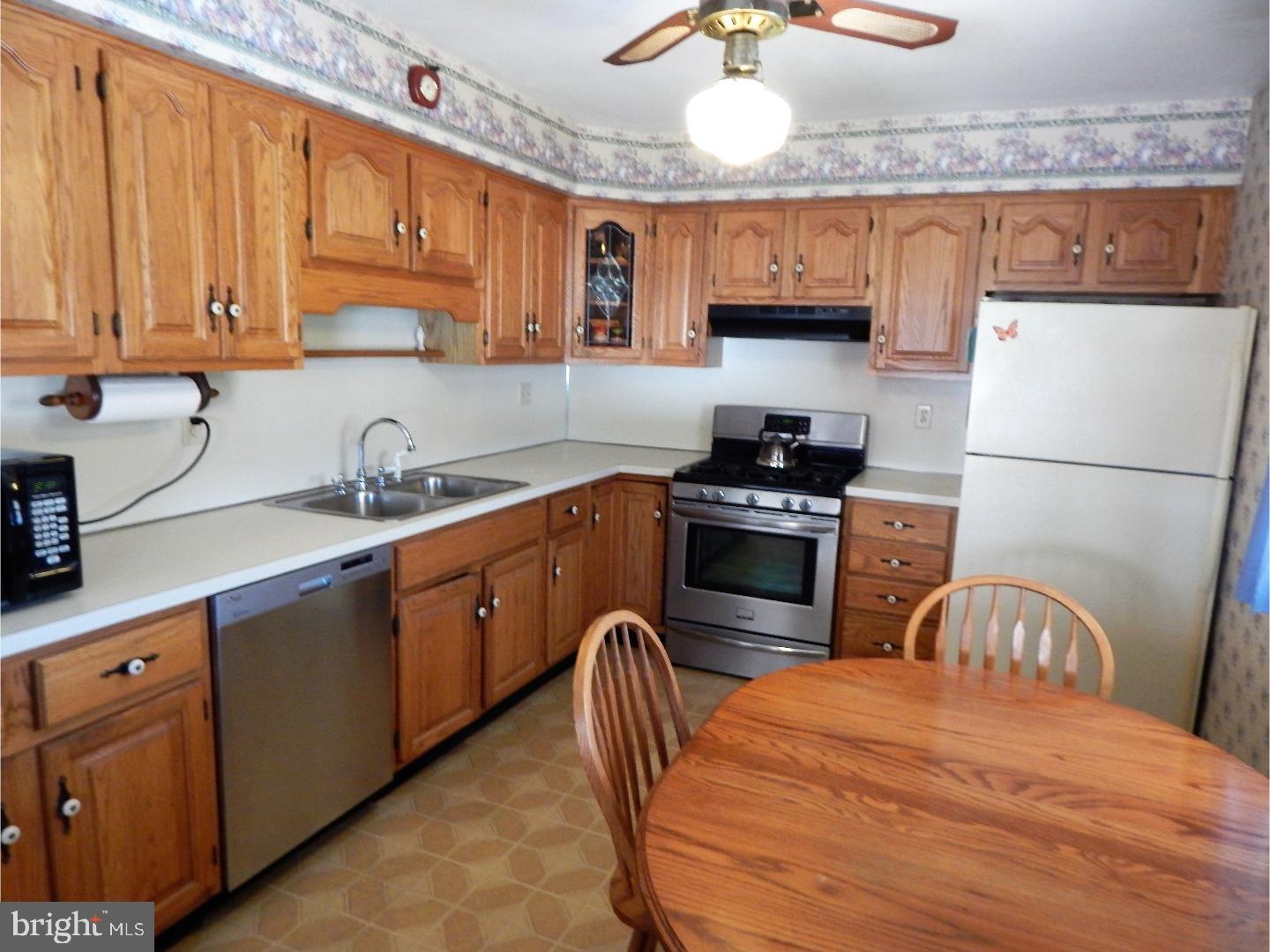 862 Medway Road Philadelphia, PA 19115 - Photo 7 of 25 Kitchen