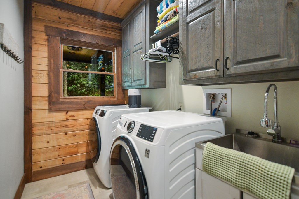 17 Emmaus Walk Blue Ridge, GA 30513 - Photo 36 of 59 a utility room with a washer and dryer