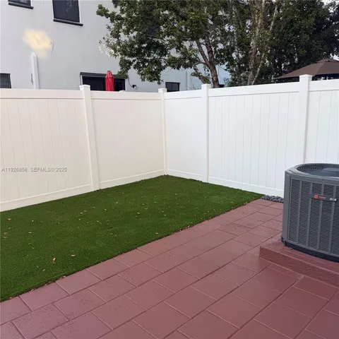 a view of a backyard