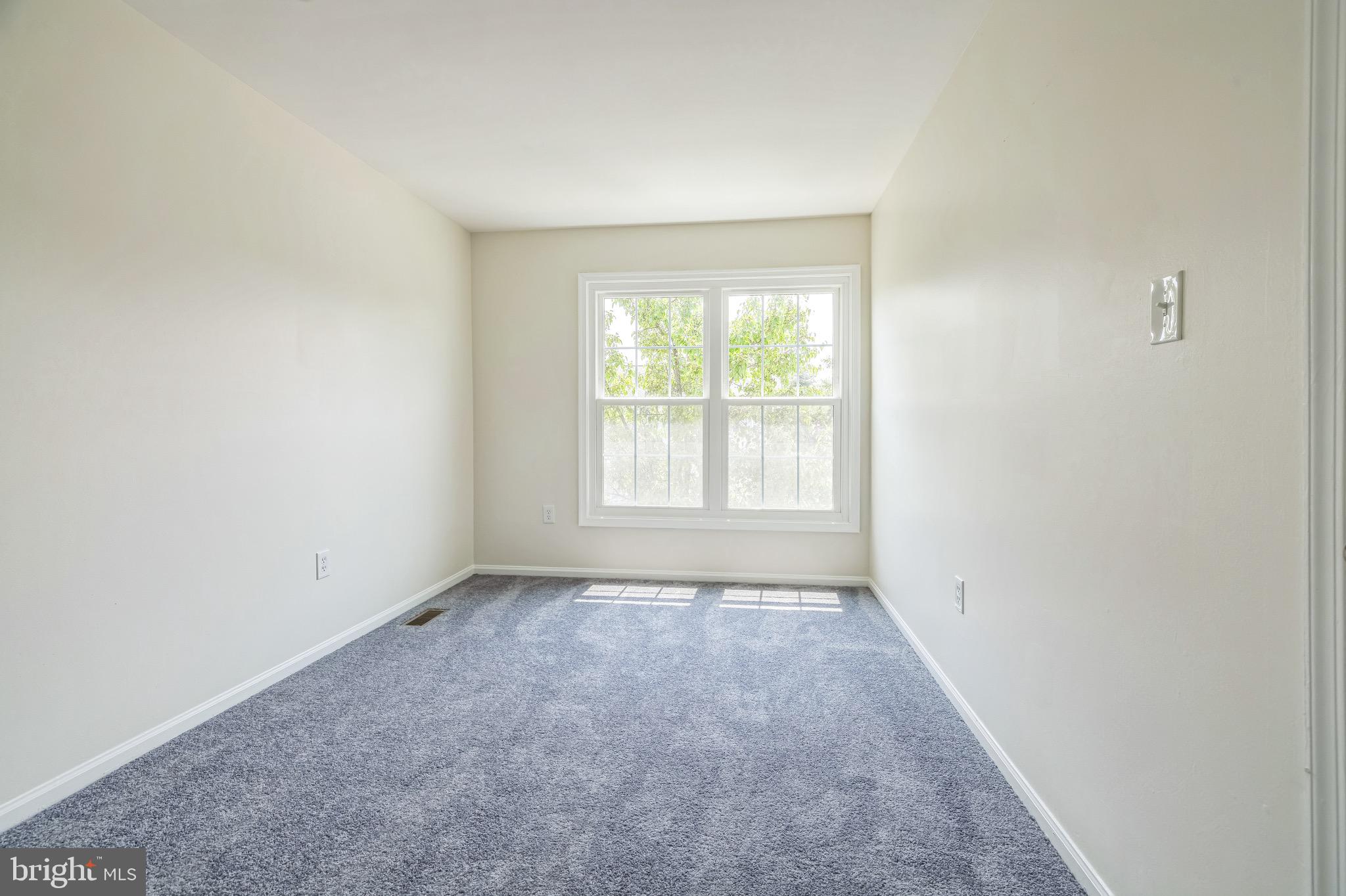 8 Versailles Court Newark, DE 19702 - Photo 28 of 30 an empty room with a window