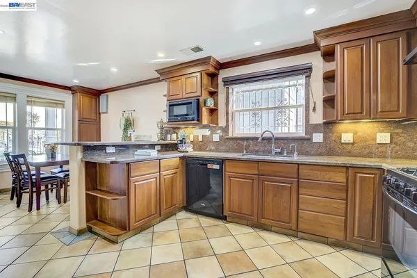 $850,000 | 2635 East 10th Street, Oakland, CA 94601