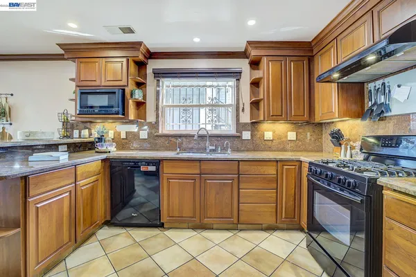 $850,000 | 2635 East 10th Street, Oakland, CA 94601